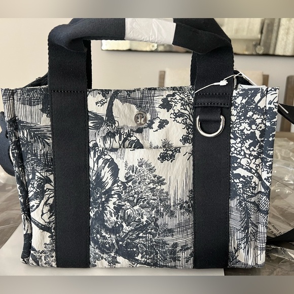 NWT Lululemon Boxy Mini Tote *Print - 4.5L Sketch Turtledove Navy/Obsidian - Picture 12 of 16